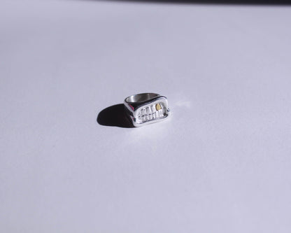 chevalière en argent massif en forme de bouche avec une dent en laiton