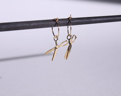 paire de boucles d'oreilles en laiton doré symbolisant des ciseaux
