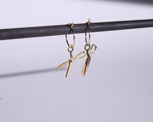 paire de boucles d'oreilles en laiton doré symbolisant des ciseaux