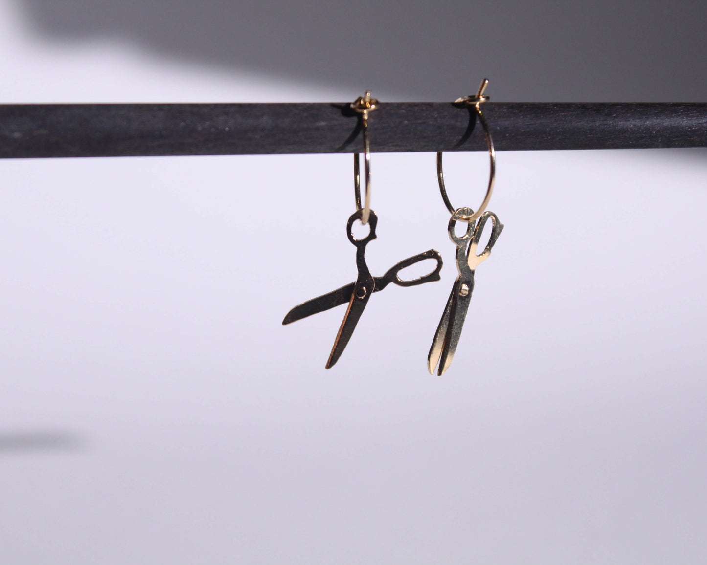 boucles d'oreilles en laiton représentant des paires de ciseaux