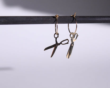 boucles d'oreilles en laiton représentant des paires de ciseaux