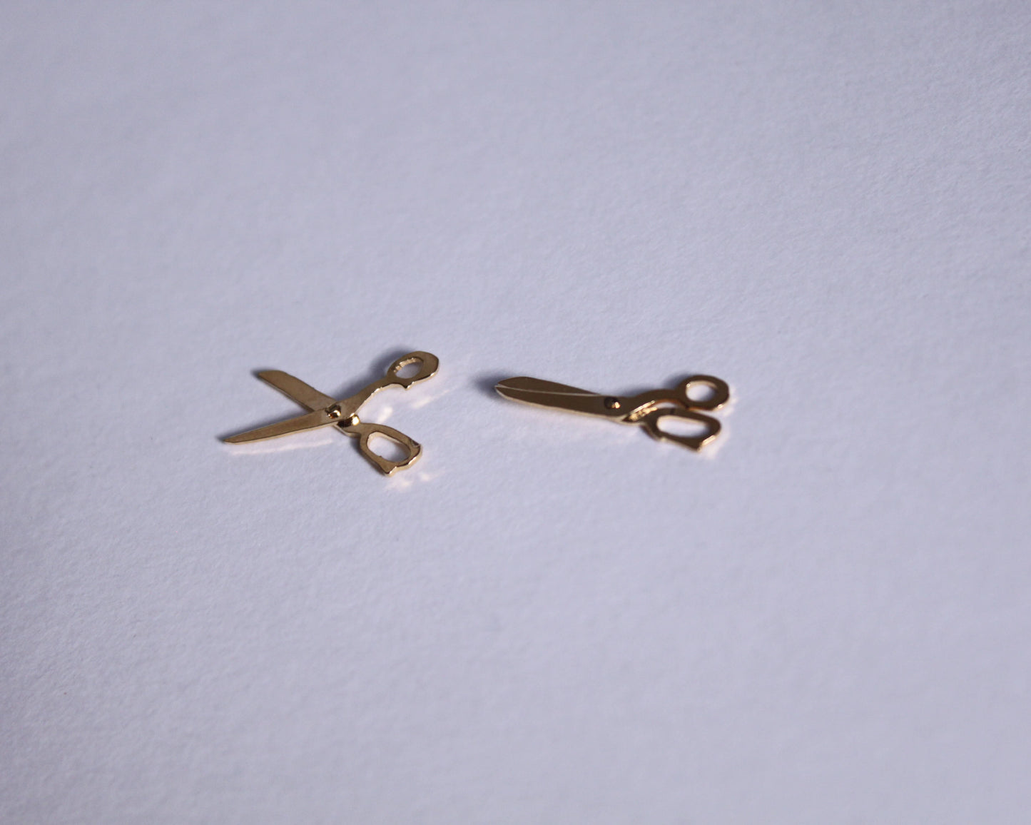 pendentifs en laiton doré en formes de ciseaux