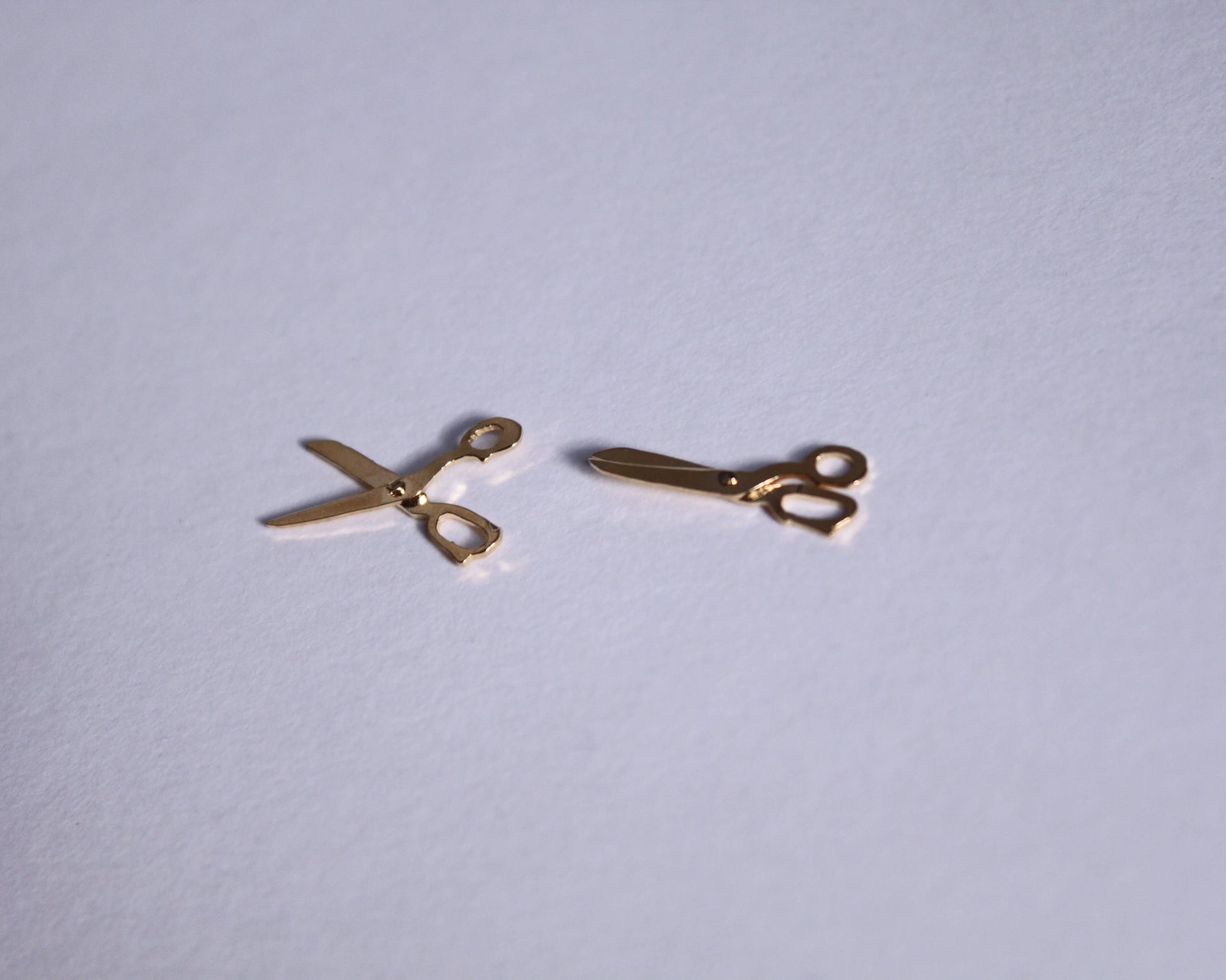 pendentifs en laiton doré en formes de ciseaux