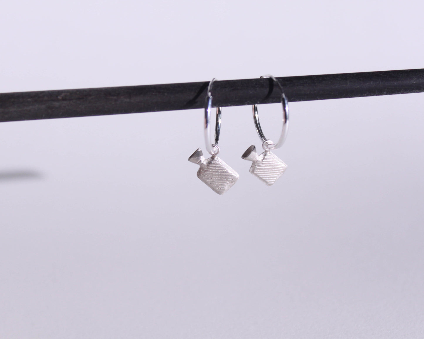boucles d'oreilles en argent en forme de bouillottes, suspendues à des anneaux en argent