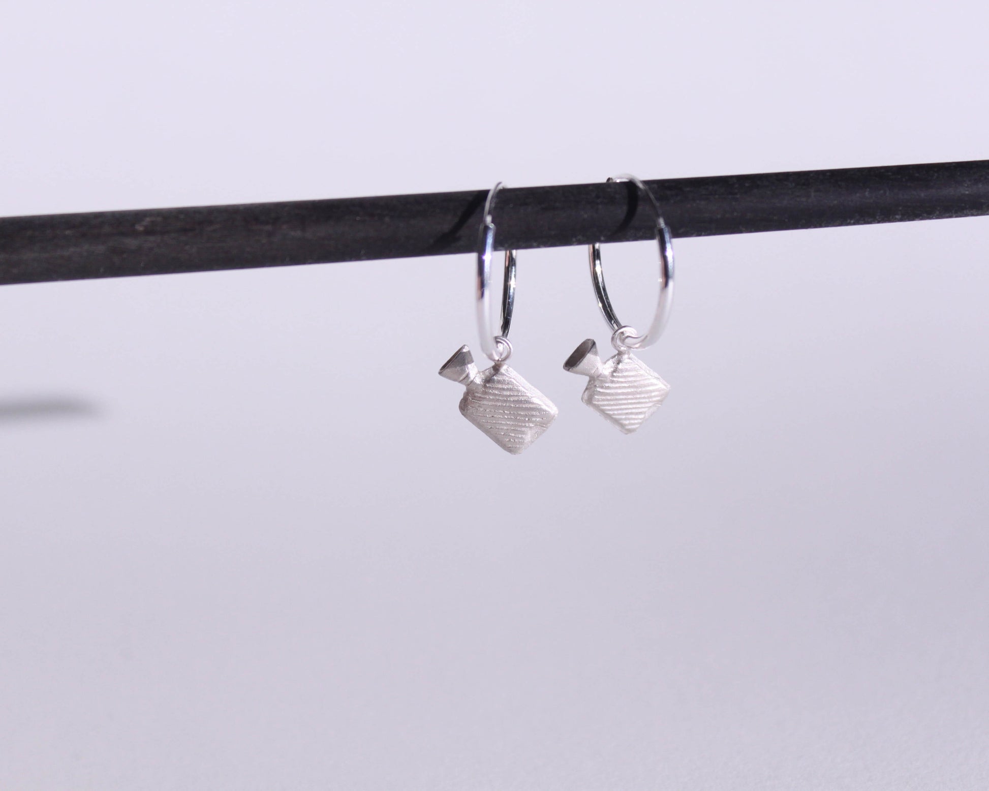 boucles d'oreilles en argent en forme de bouillottes, suspendues à des anneaux en argent