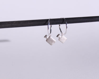 boucles d'oreilles en argent en forme de bouillottes, suspendues à des anneaux en argent