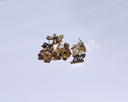 petit tas de boucles d'oreilles en laiton doré en forme de nombre "1312"