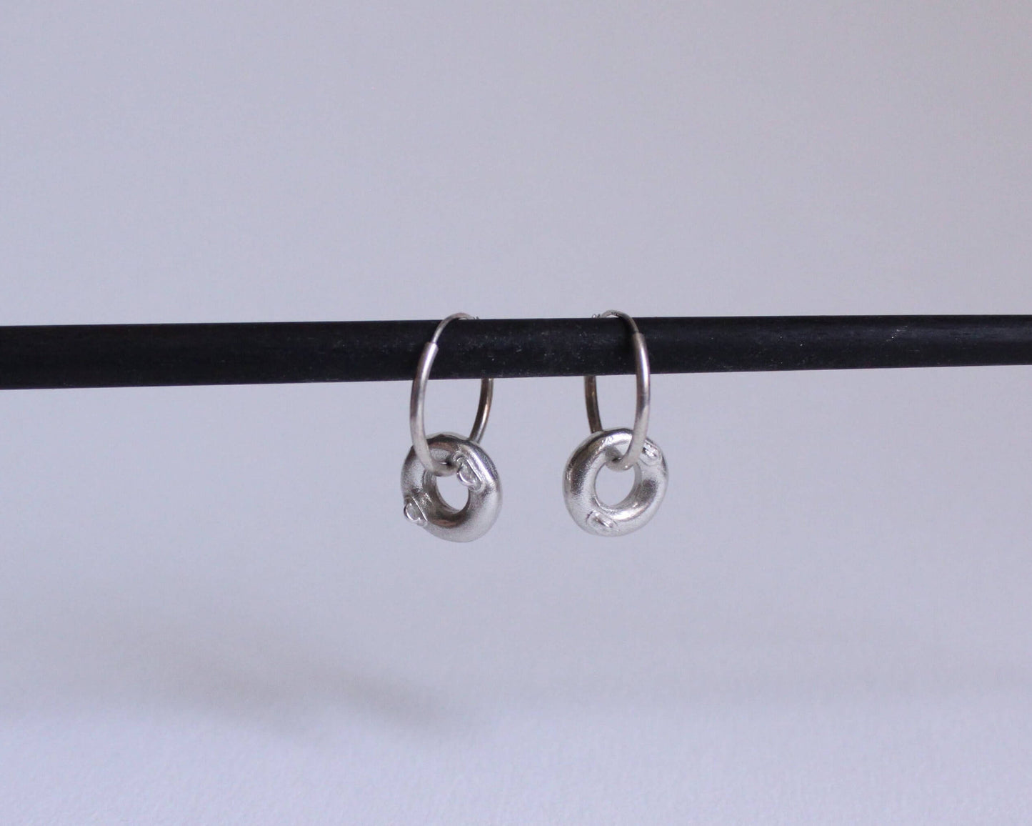 paire de boucles d'oreilles en argent massif représentant des bouées