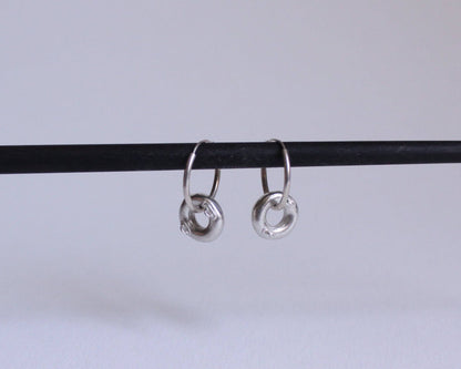 paire de boucles d'oreilles en argent massif représentant des bouées