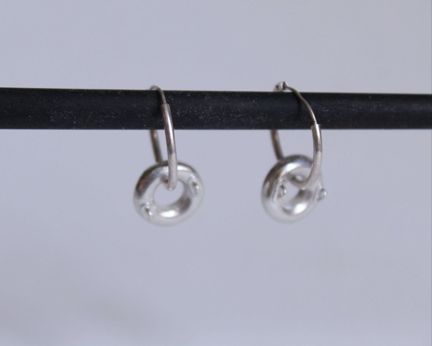 vue de près d'une paire de boucles d'oreilles en forme de bouées