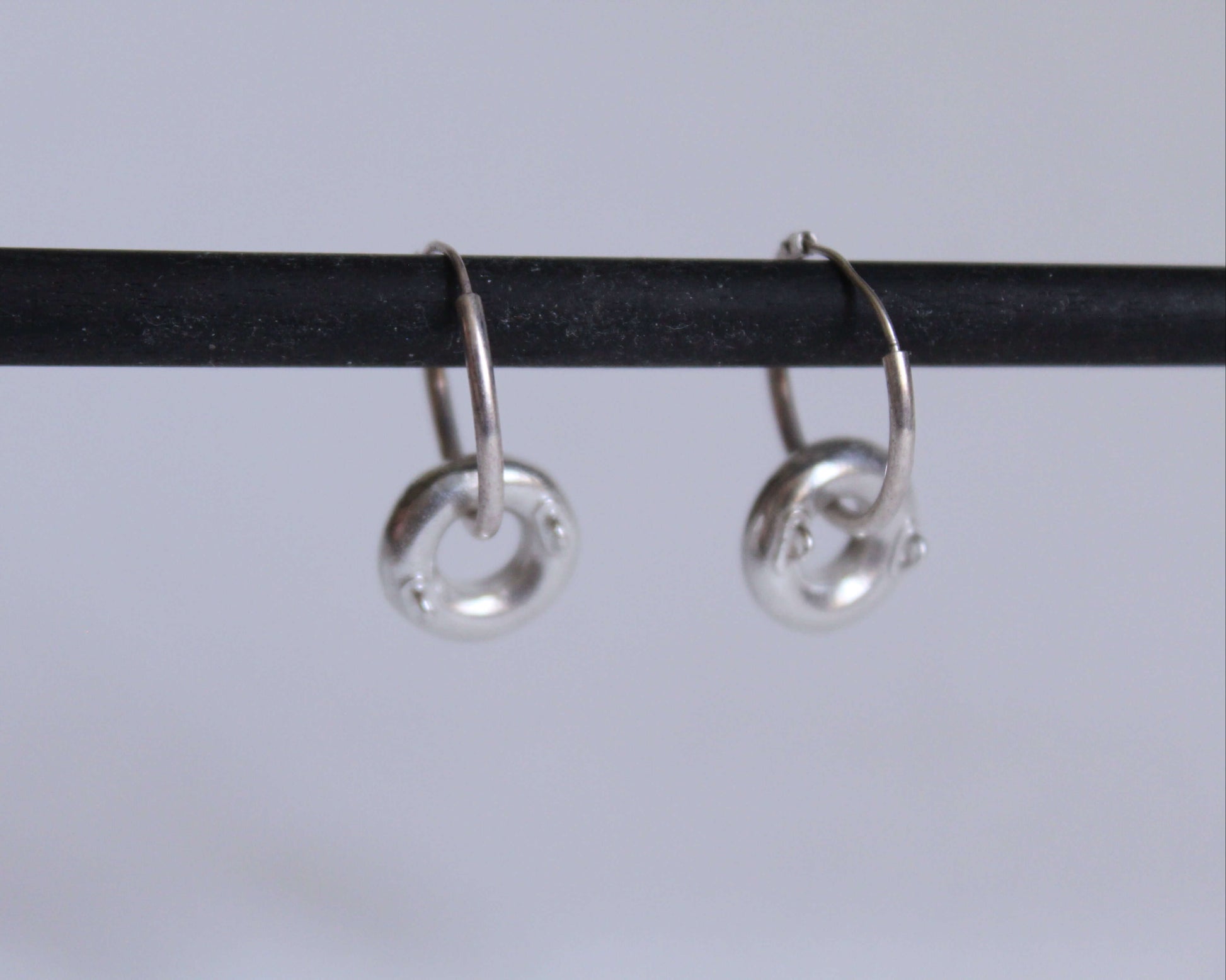 vue de près d'une paire de boucles d'oreilles en forme de bouées