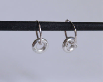 vue de près d'une paire de boucles d'oreilles en forme de bouées