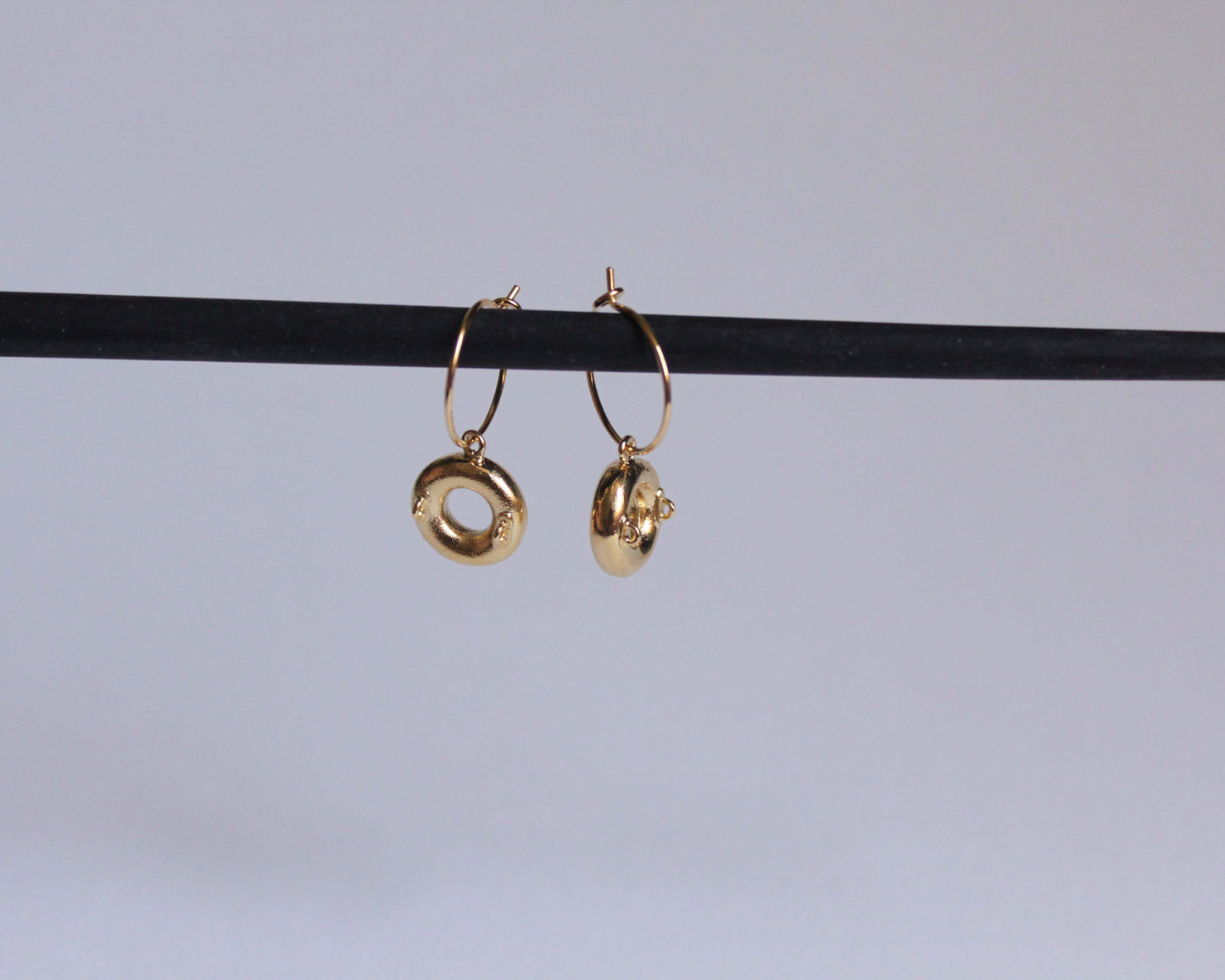 paire de boucles d'oreilles en laiton plaqué or représentant des bouées