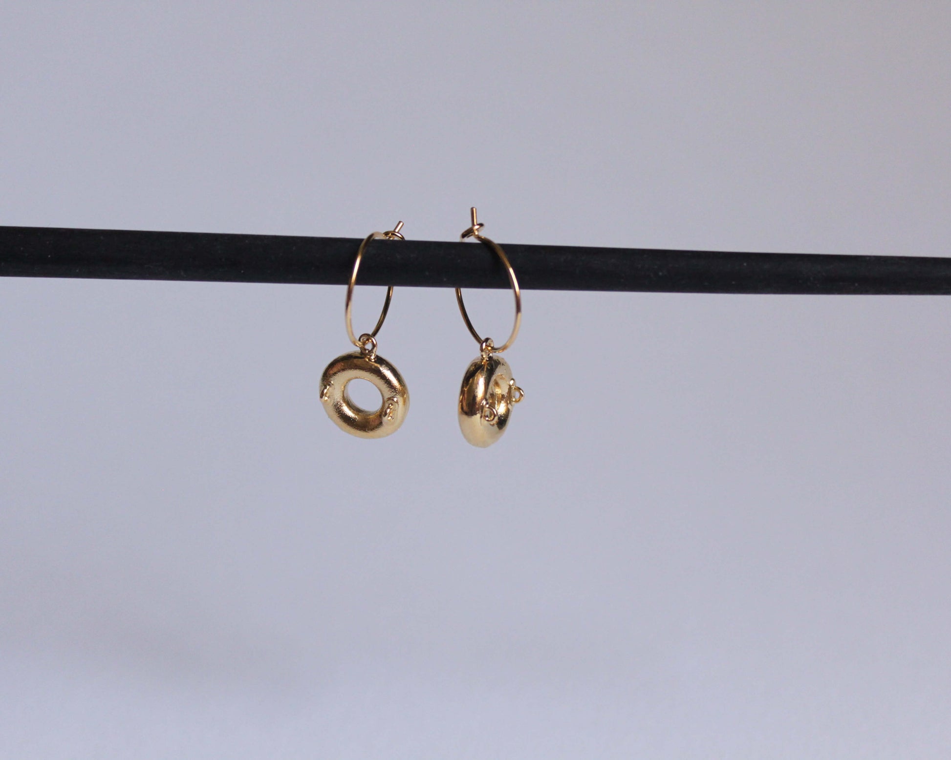 paire de boucles d'oreilles en laiton plaqué or représentant des bouées