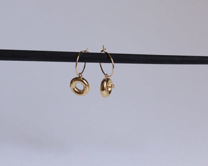 paire de boucles d'oreilles en laiton plaqué or représentant des bouées