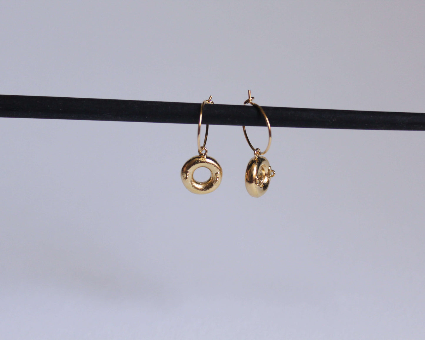 paire de boucles d'oreilles en laiton plaqué or en forme de bouées