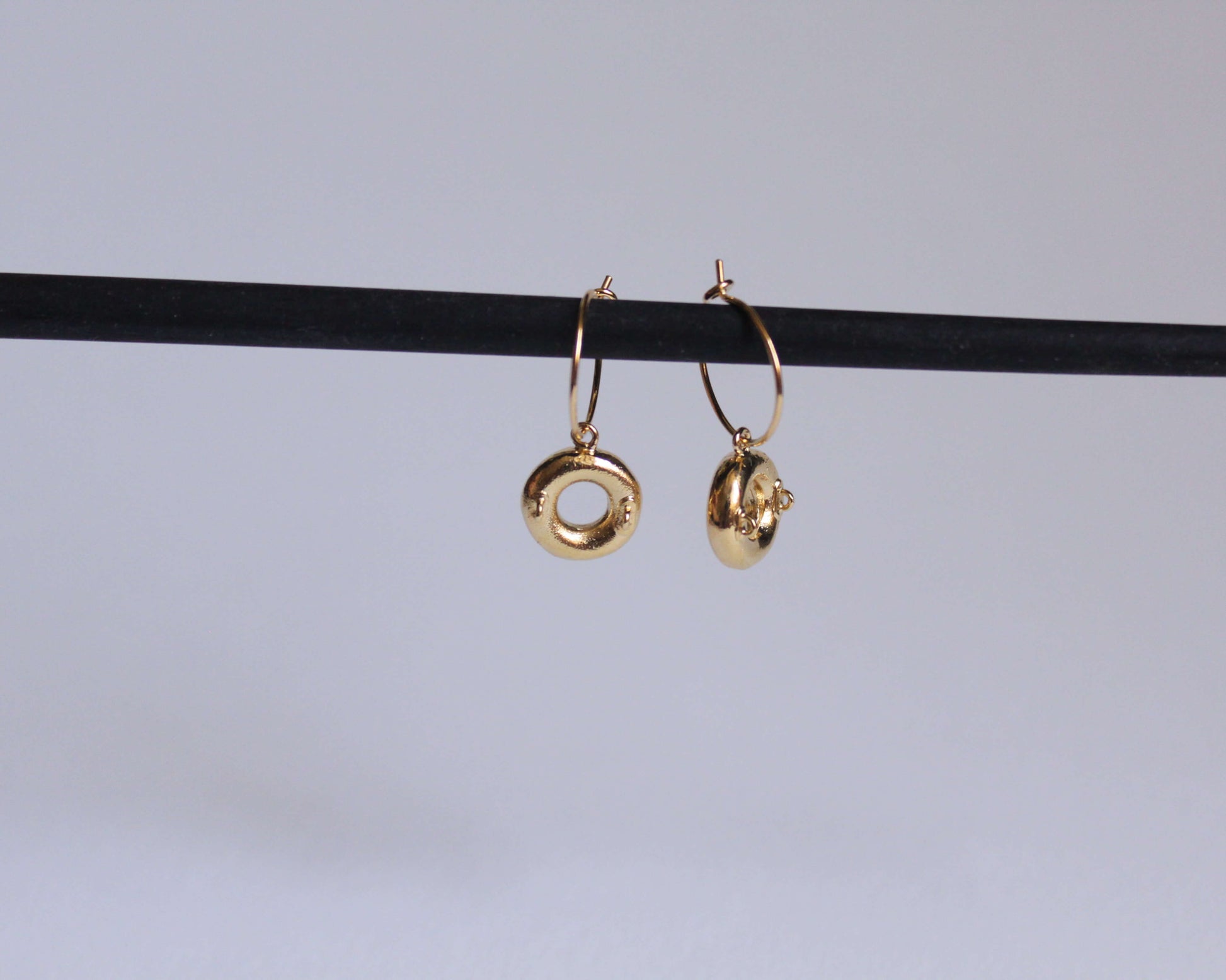 paire de boucles d'oreilles en laiton plaqué or en forme de bouées