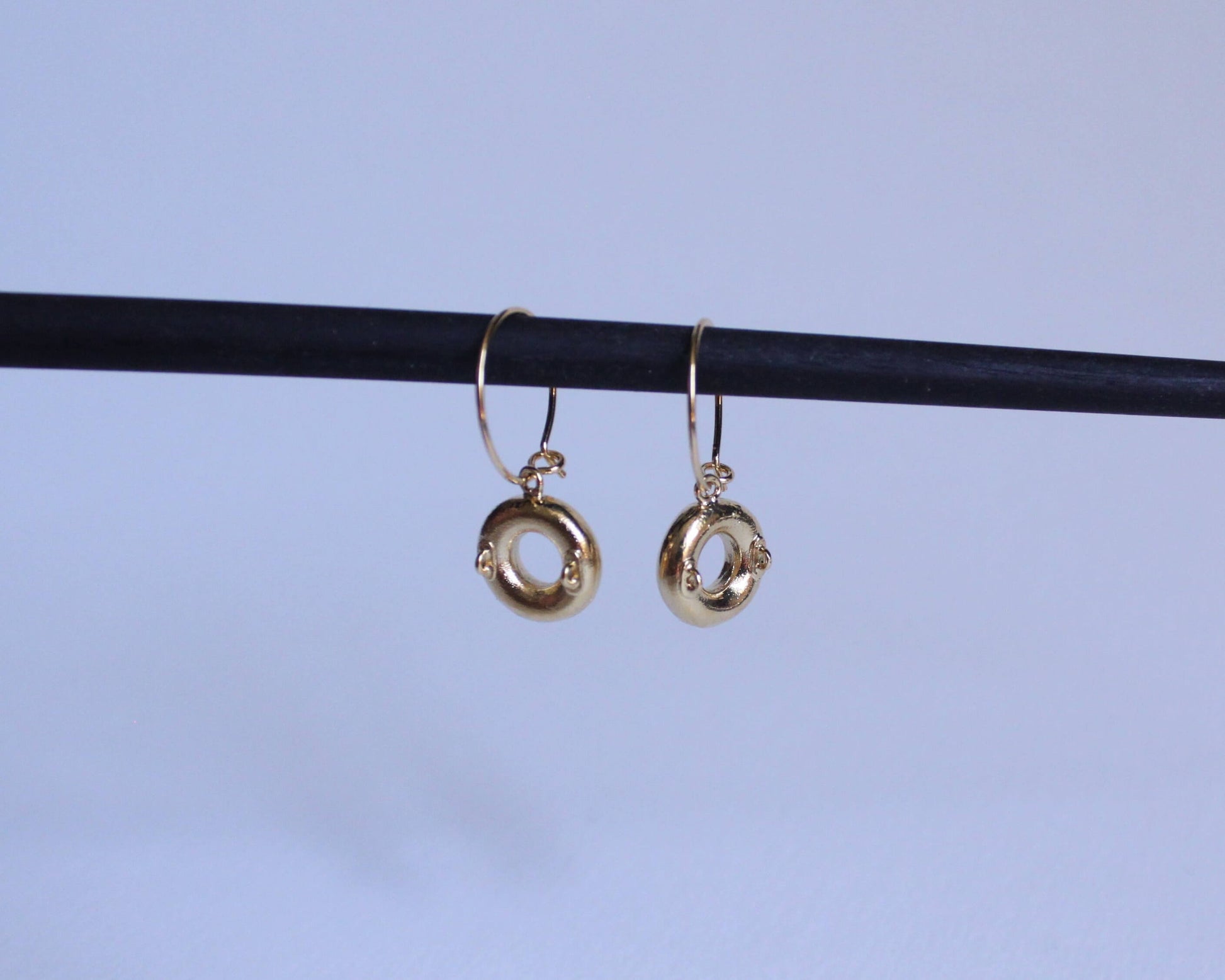 une paire de boucles d'oreilles en forme de bouées