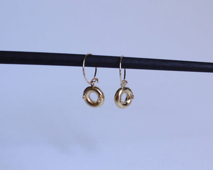 une paire de boucles d'oreilles en forme de bouées