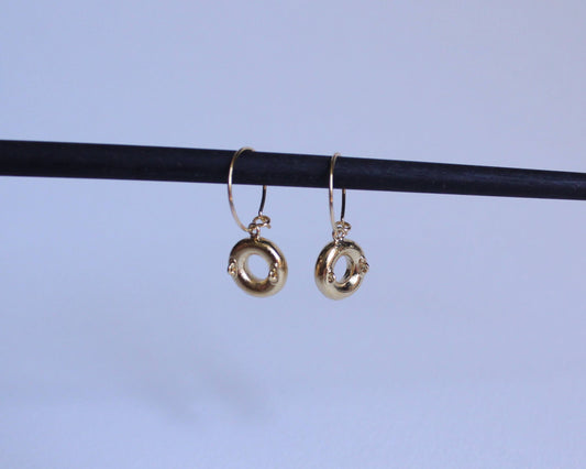 une paire de boucles d'oreilles en forme de bouées