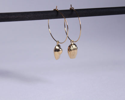 boucles d'oreilles en laiton plaqué or en forme de madeleine accroché à des anneaux