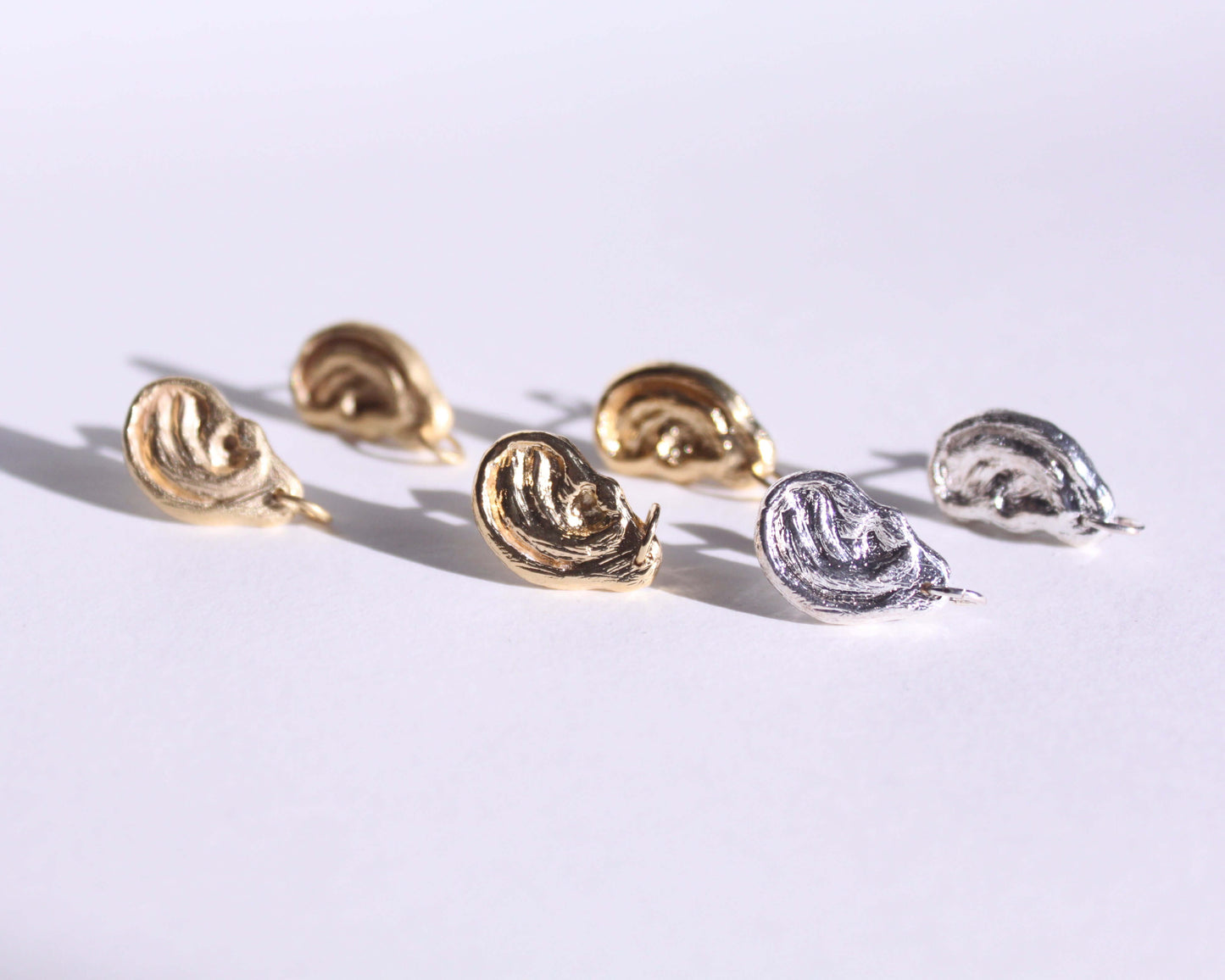 paires de boucles d'oreilles en argent massif et en laiton plaqué or en forme d'oreilles