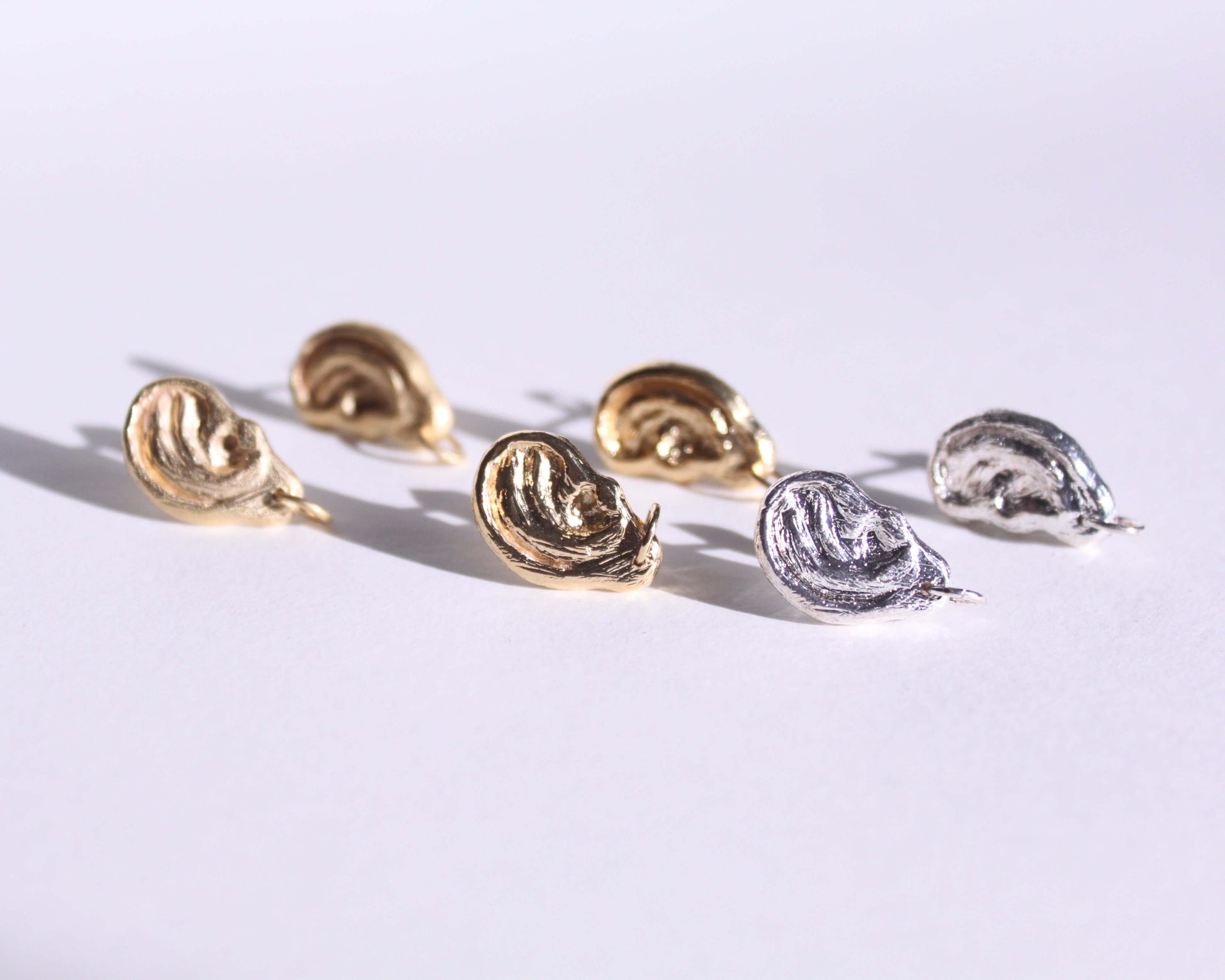 paires de boucles d'oreilles en argent massif et en laiton plaqué or en forme d'oreilles