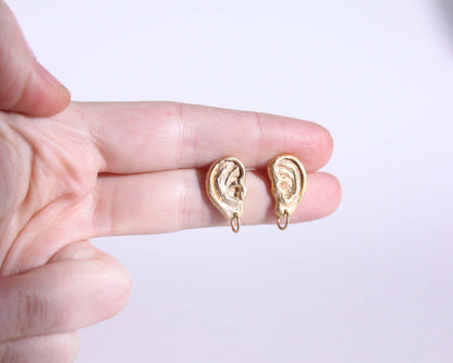 paire de boucles d'oreille en laiton plaqué or représentant des oreilles