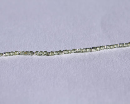 Zoom sur le collier en perles en peridot facetté