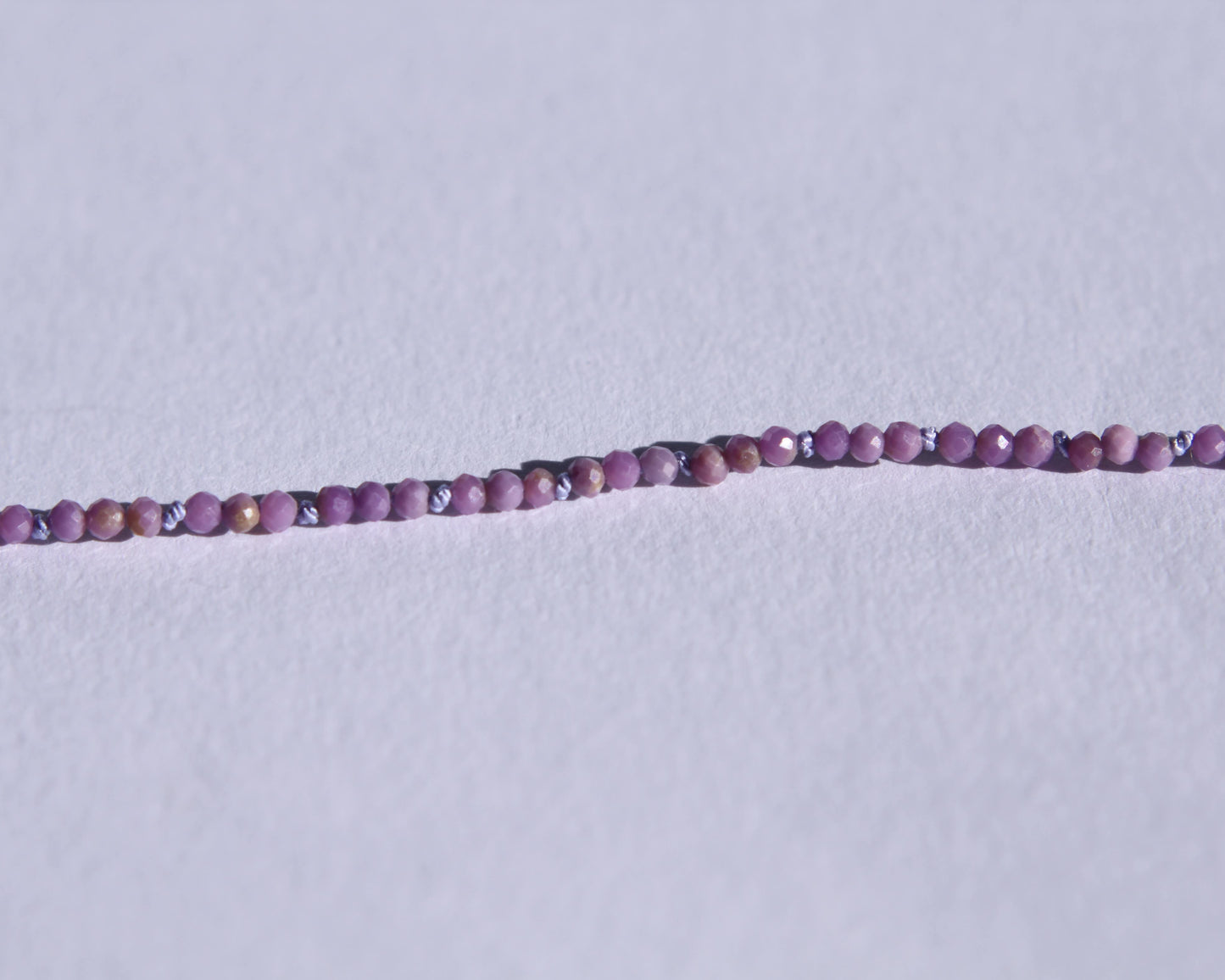 Collier en perles en phosphosidérite facetté avec nœuds toutes les trois perles