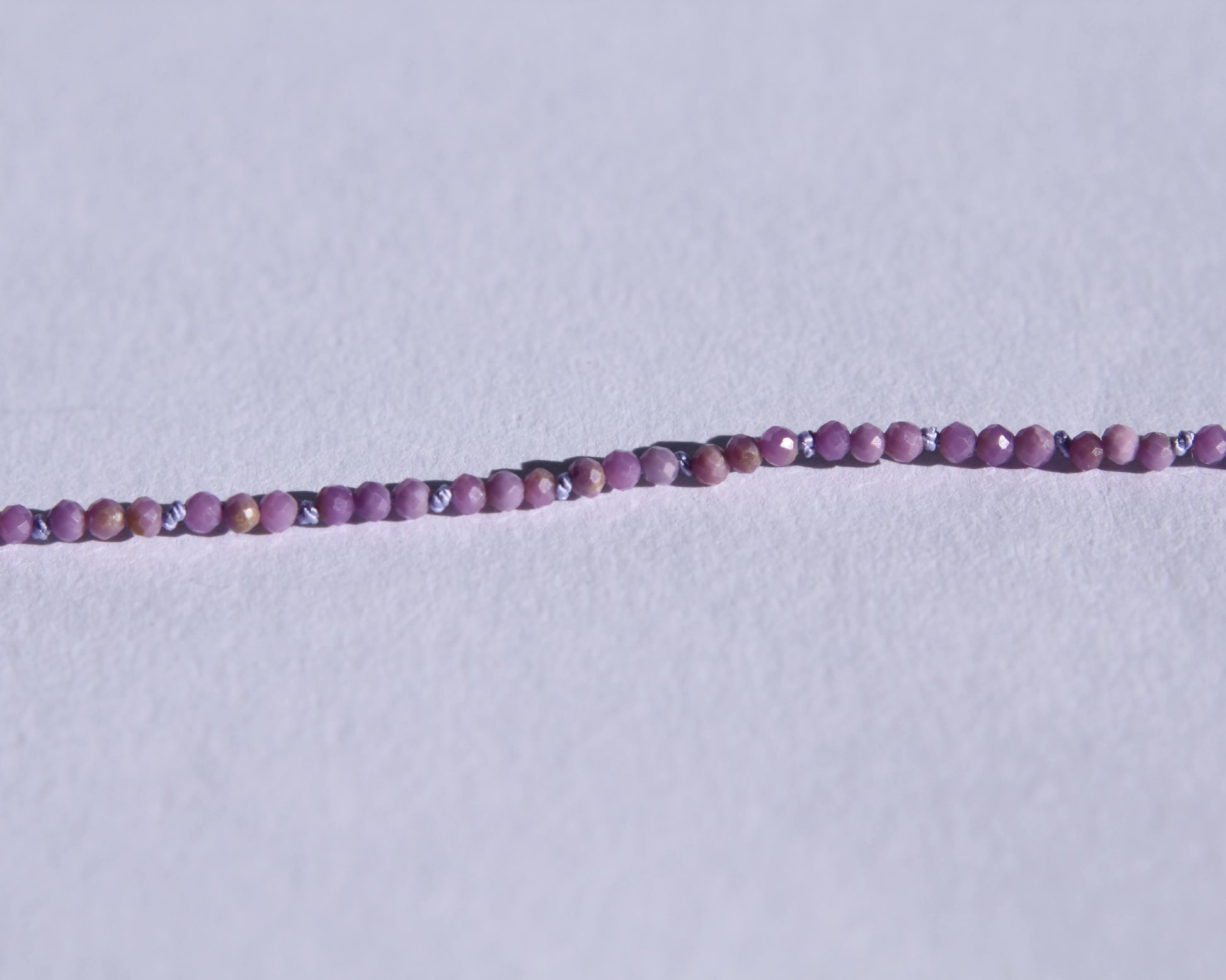 Collier en perles en phosphosidérite facetté avec nœuds toutes les trois perles