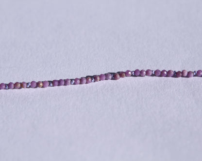 Collier en perles en phosphosidérite facetté avec nœuds toutes les trois perles