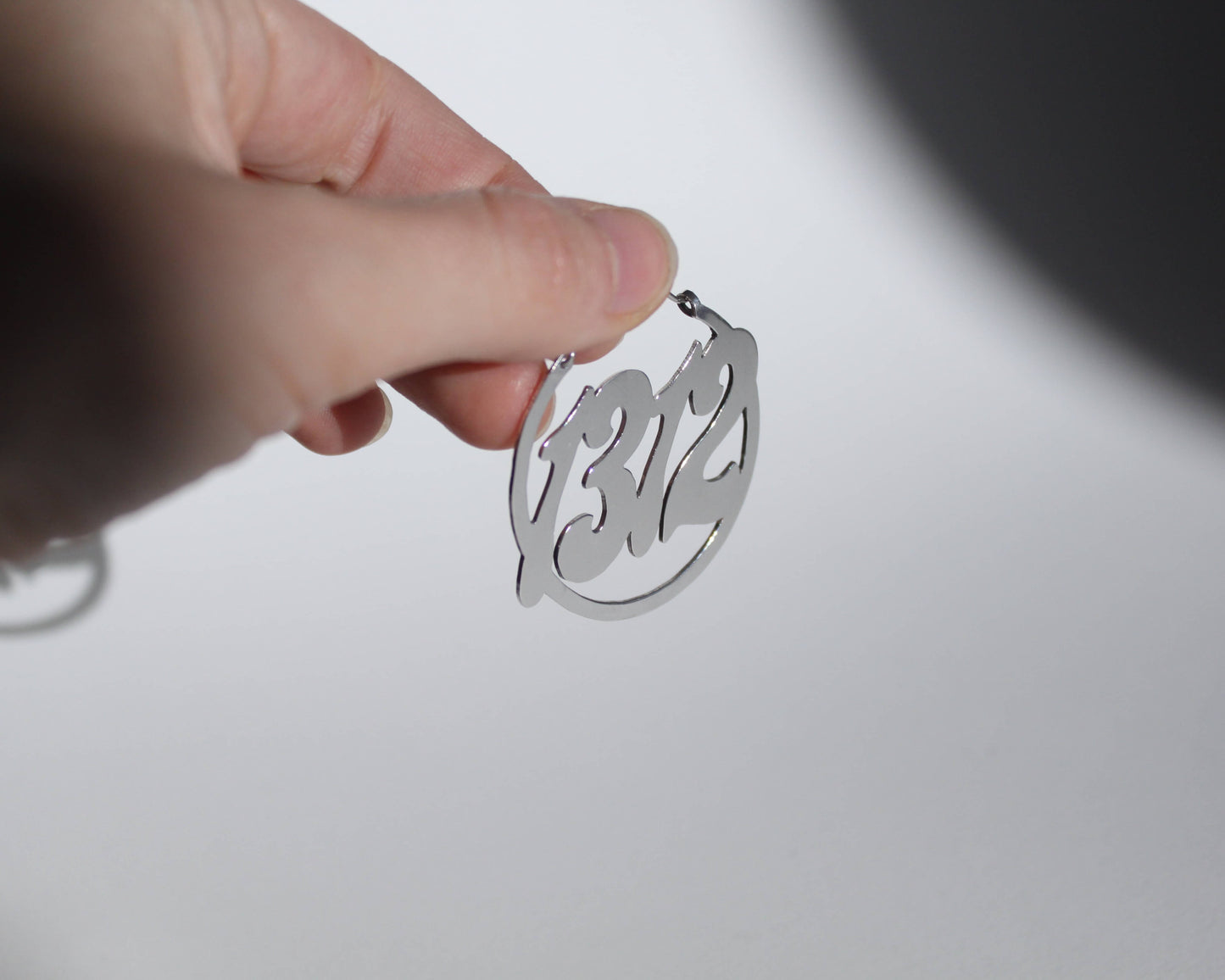 boucle d'oreille en laiton plaqué argent représentant le nombre 1312