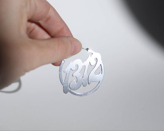 vue détaillée d'une boucle d'oreille en laiton plaqué argent symbolisant le nombre 1312