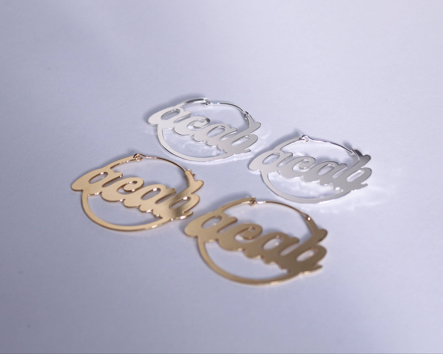 ensemble de boucles d'oreilles portant l'acronyme "ACAB"