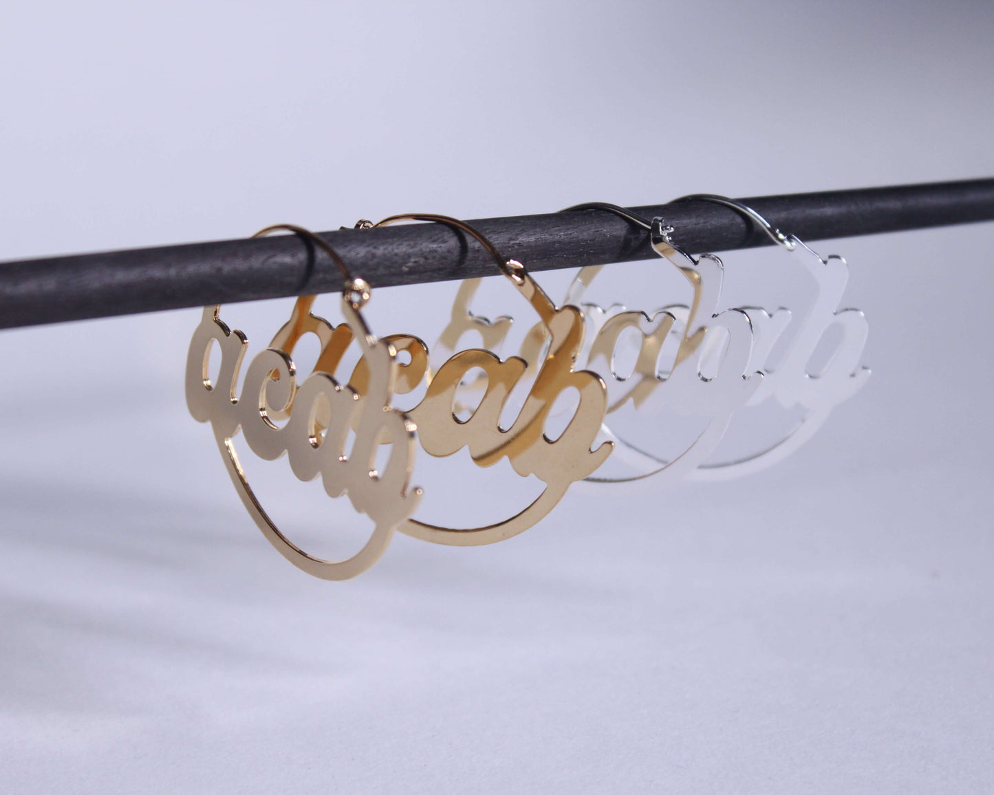 paires de créoles portant la mention "ACAB"