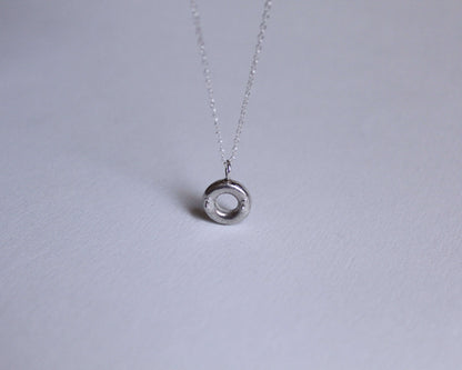 vue du dessus d'un pendentif en argent massif représentant une bouée