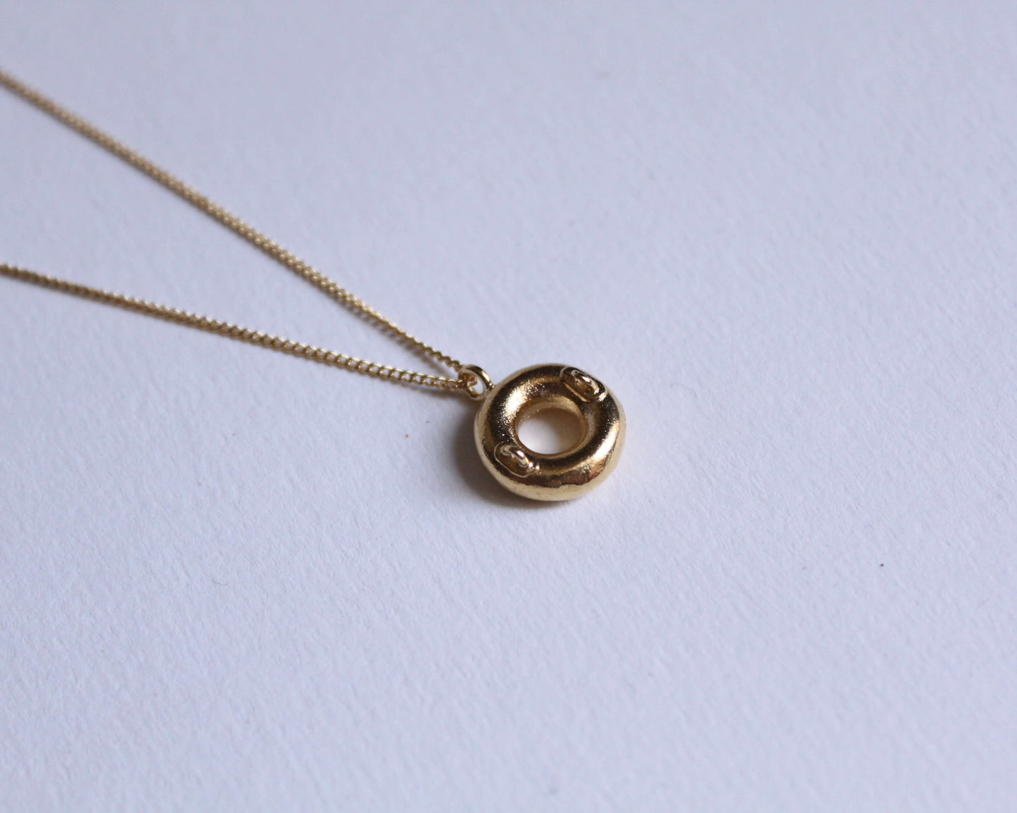 collier avec un pendentif en laiton plaqué or représentant une bouée