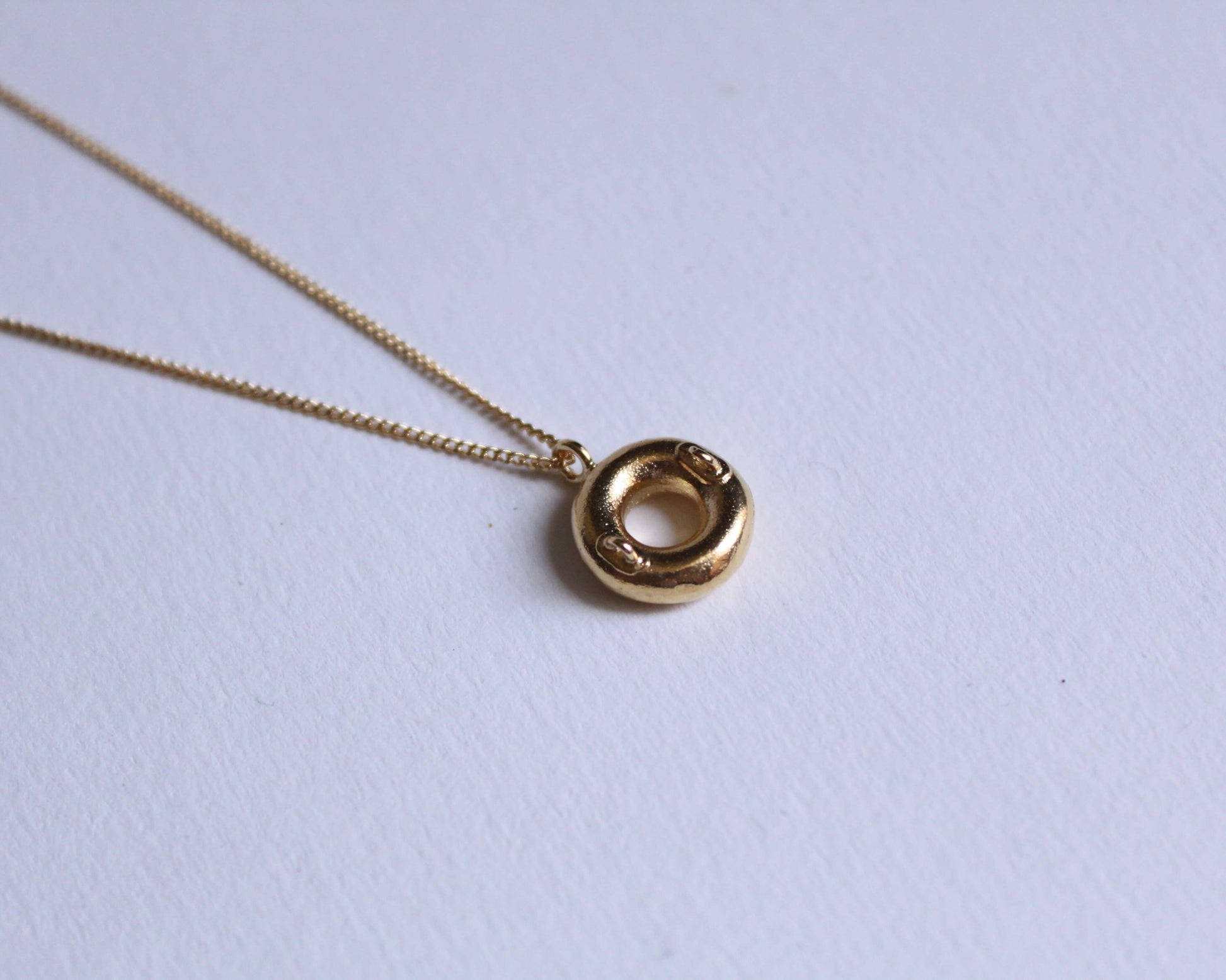 collier avec un pendentif en laiton plaqué or représentant une bouée