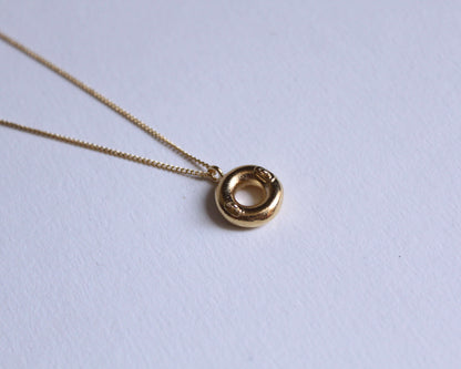 collier avec un pendentif en laiton plaqué or représentant une bouée