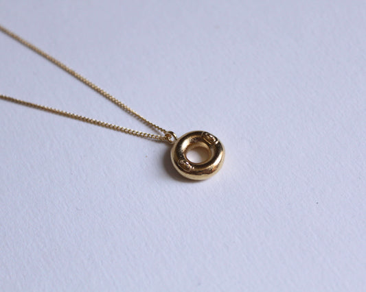 collier avec un pendentif en laiton plaqué or représentant une bouée