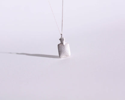 collier avec un pendentif en argent massif représentant une bouillotte