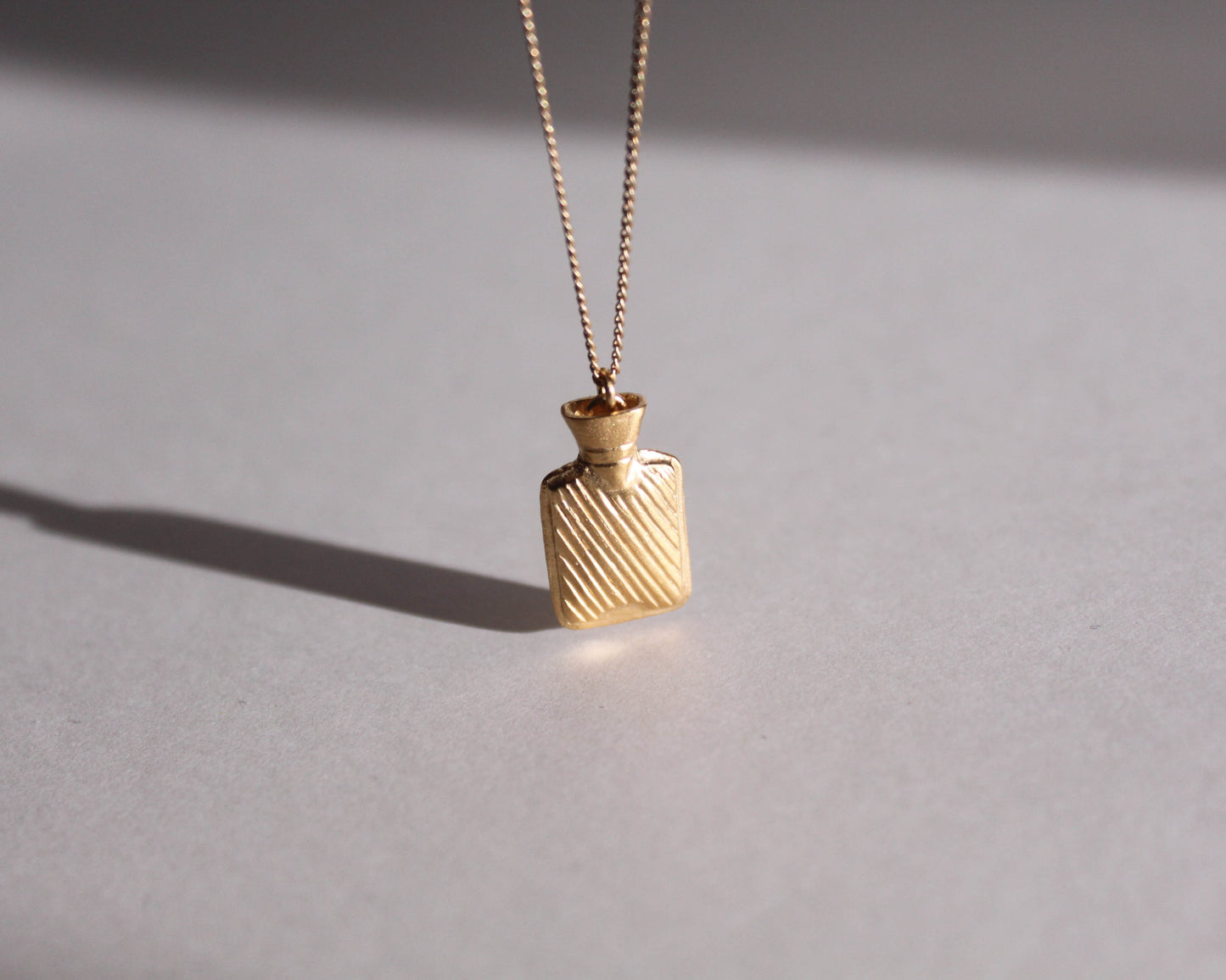 pendentif en laiton plaqué or en forme de bouillotte