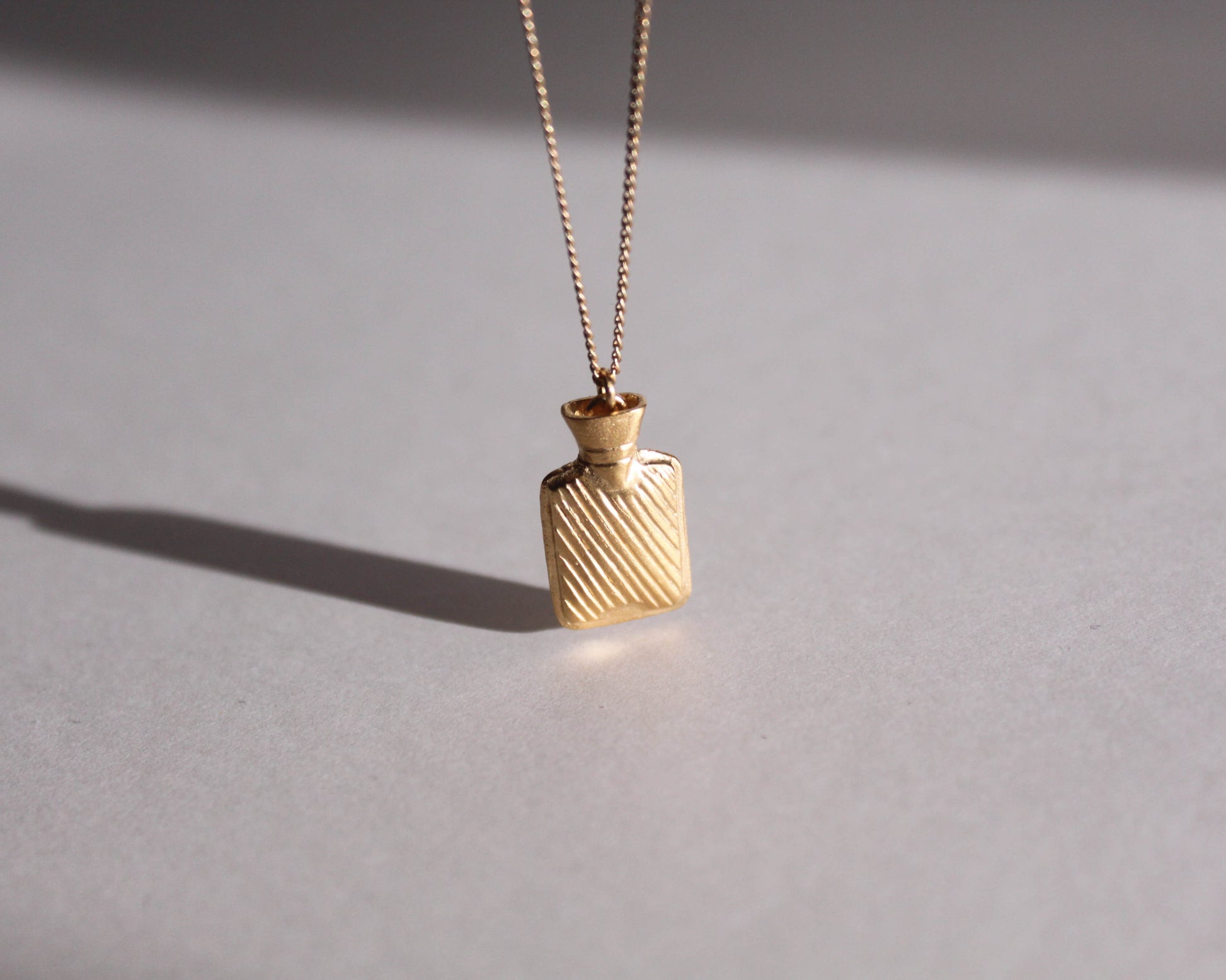 pendentif en laiton plaqué or en forme de bouillotte