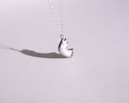 pendentif en argent massif en forme de bras cassé