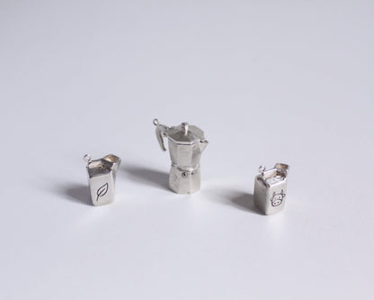 série de pendentifs en argent massif symbolisant des briques de lait et une cafetière italienne