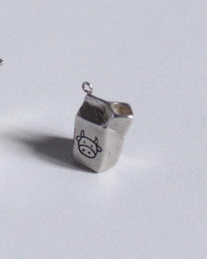 un pendentif en argent massif en forme de brique de lait de vache