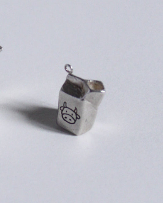 un pendentif en argent massif en forme de brique de lait de vache