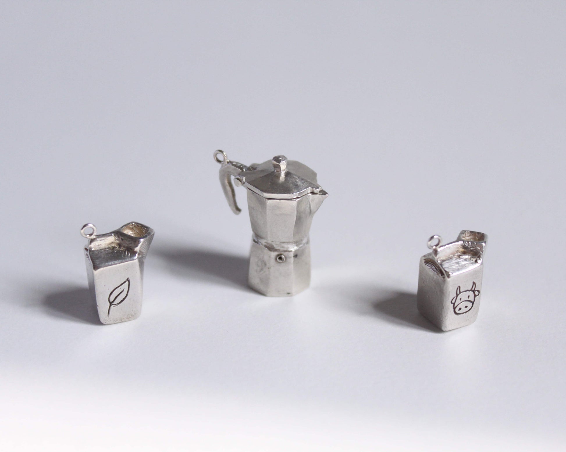 pendentif en argent massif symbolisant une cafetière italienne fermée