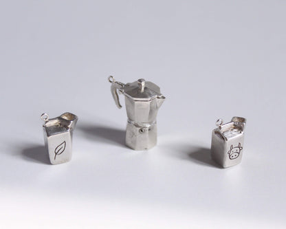 pendentif en argent massif symbolisant une cafetière italienne fermée